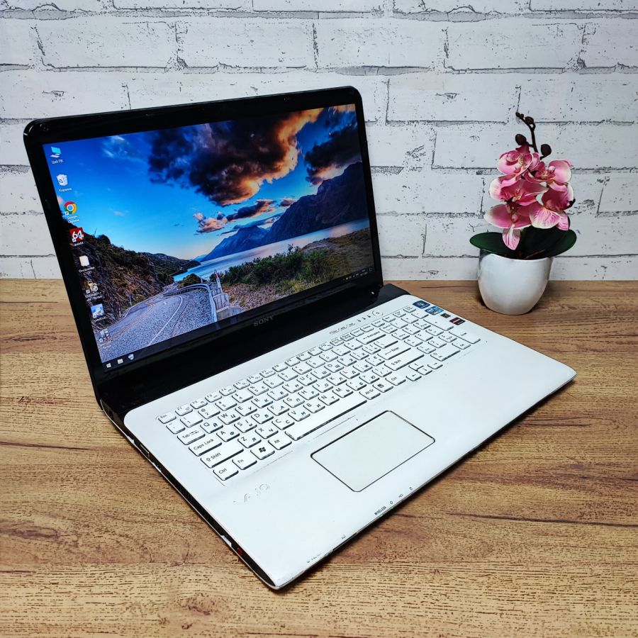Уцінка! Ноутбук Б/В Sony SVE171A11M, Intel Core i3-2370M, DDR3 8 GB, SSD 128GB, Radeon HD 7500 1Gb, 17.3" HD [ProductHub SKU Sony14]