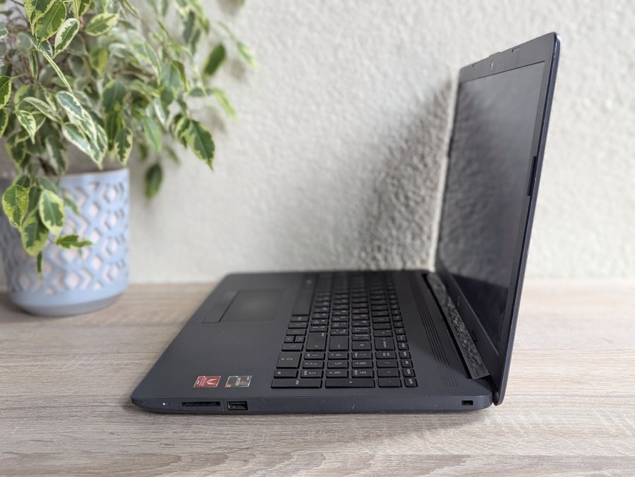 Уцінка! Ноутбук Б/В HP Notebook 255 G7, AMD Ryzen 3 2200U, DDR4 8 GB, SSD 256GB, AMD Radeon Vega, 15.6" Full HD [ProductHub SKU HP481]