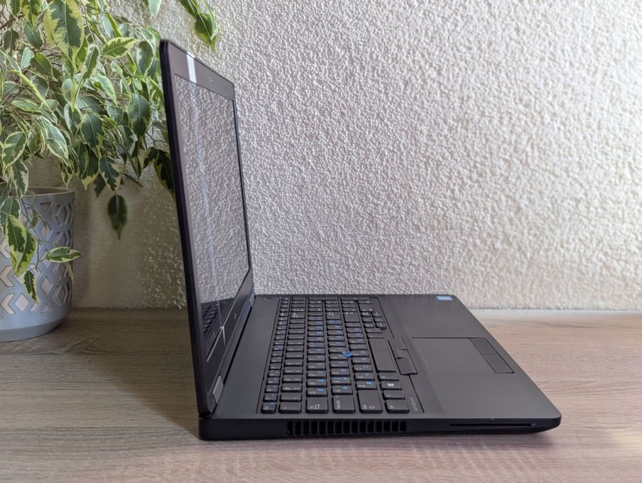 Ноутбук Б/В Dell Latitude E5570, Intel Core i5-6300U, DDR4 8 GB, SSD 128GB, 15.6" Full HD [ProductHub SKU Dell256]