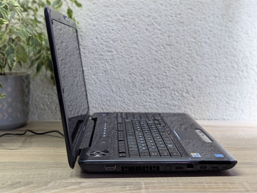 Уцінка! Ноутбук Б/В Toshiba Satellite P 300, Intel Core 2 Duo T6400, DDR2 4 GB, SSD 128GB + HDD 380GB, Radeon HD 4500, 17.1" HD [ProductHub SKU T118]