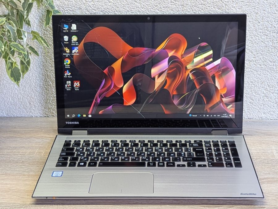 Уцінка! Ноутбук Б/В Toshiba Satellite Radius 15 P50W-C-10V, Intel Core i5-6200U, DDR3 8 GB, SSD 128GB, 15.6" Full HD [ProductHub SKU T32]