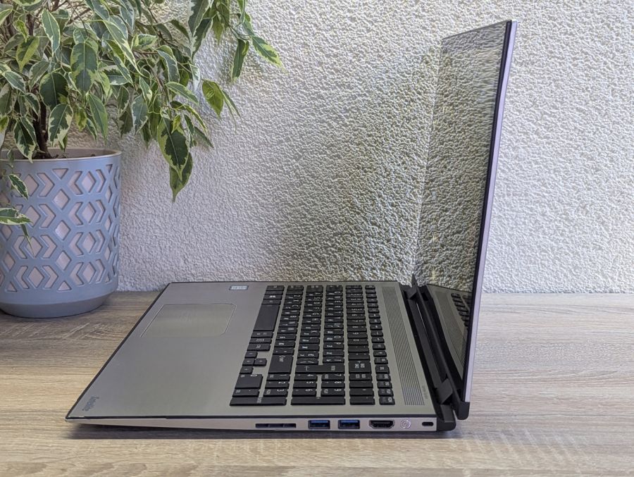 Уцінка! Ноутбук Б/В Toshiba Satellite Radius 15 P50W-C-10V, Intel Core i5-6200U, DDR3 8 GB, SSD 128GB, 15.6" Full HD [ProductHub SKU T32]