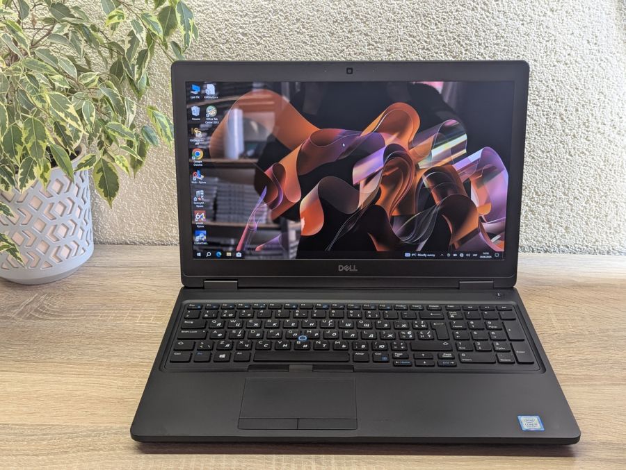 Уцінка! Ноутбук Б/В Dell Latitude 5590, Intel Core i5-8350U, DDR4 16 GB, SSD 256GB, 15.6" Full HD Сенсор [ProductHub SKU Dell272]