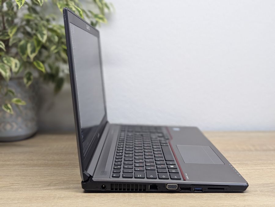 Ноутбук Б/В Fujitsu E756, Intel Core i5-6200U, DDR4 16 GB, SSD 256GB, 15.6" Full HD [ProductHub SKU F227]