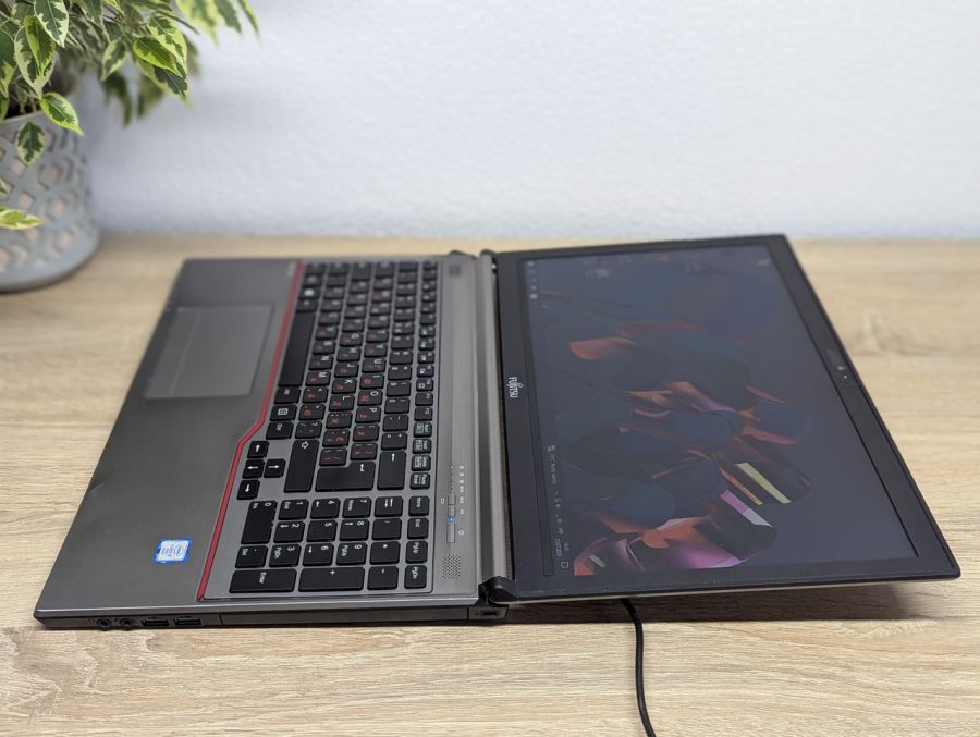 Уцінка! Ноутбук Б/В Fujitsu E756, Intel Core i7-6600U, DDR4 8 GB, SSD 256GB, 15.6" HD [ProductHub SKU F153]
