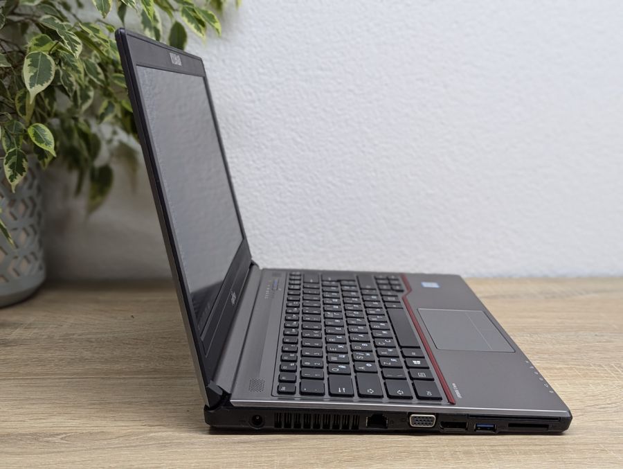 Уцінка! Ноутбук Б/В Fujitsu E736, Intel Core i5-6300U, DDR4 8 GB, SSD 256GB, 13" Full HD [ProductHub SKU F184]