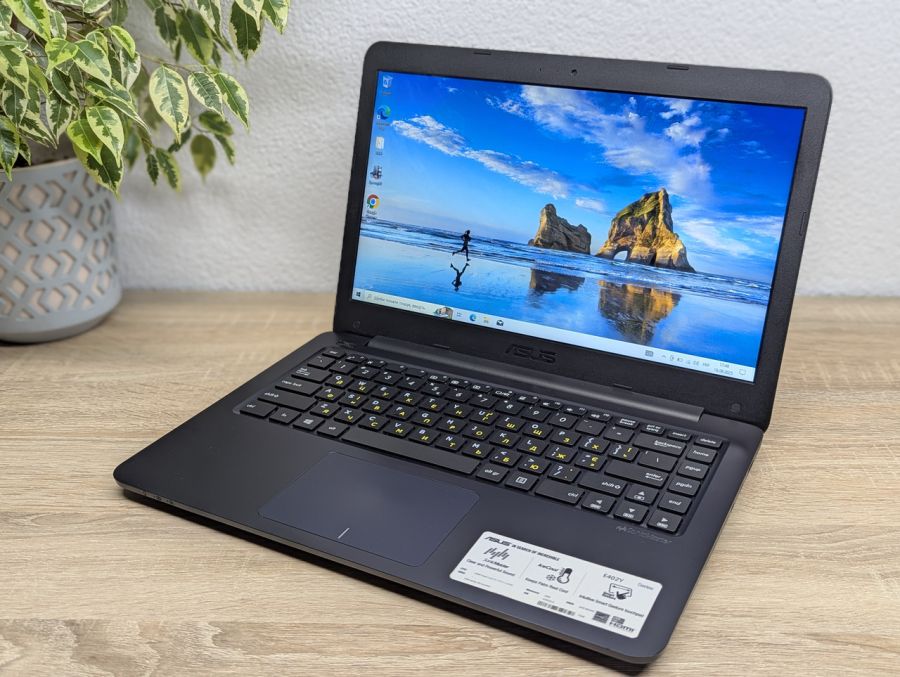 Ноутбук Б/В ASUS E402Y, AMD E2-7015, DDR3 4 GB, SSD 64GB + HDD 500GB, Microsoft Basic Display Adapter, 14" [ProductHub SKU Asus134]