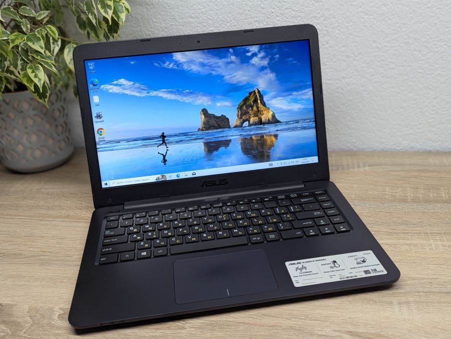Ноутбук Б/В ASUS E402Y, AMD E2-7015, DDR3 4 GB, SSD 64GB + HDD 500GB, Microsoft Basic Display Adapter, 14" [ProductHub SKU Asus134]