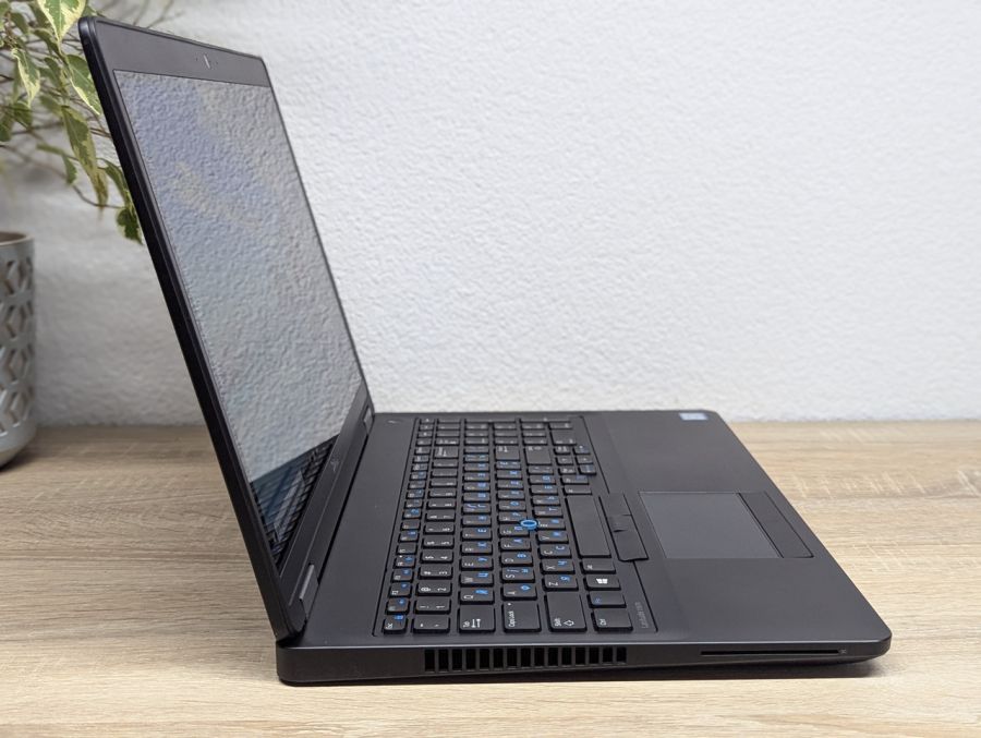 Уцінка! Ноутбук Б/В Dell Latitude E5570, Intel Core i5-6300U, DDR4 8 GB, SSD 256GB, 15.6" Full HD Сенсор [ProductHub SKU Dell395]