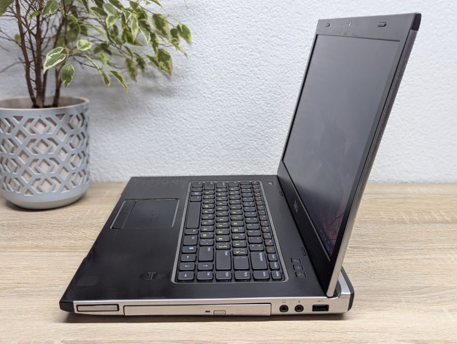 Уцінка! Ноутбук Б/В Dell Vostro 3550, Intel Core i5-2410M, DDR3 8 GB, SSD 128GB, AMD Radeon 6600M, 15.6" [ProductHub SKU Dell430]
