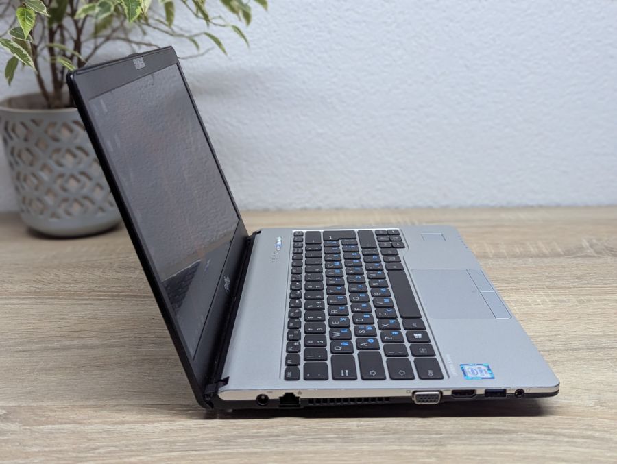 Уцінка! Ноутбук Б/В Fujitsu S936, Intel Core i5-6200U, DDR4 4 GB, SSD 128GB, 13" Full HD [ProductHub SKU F239]