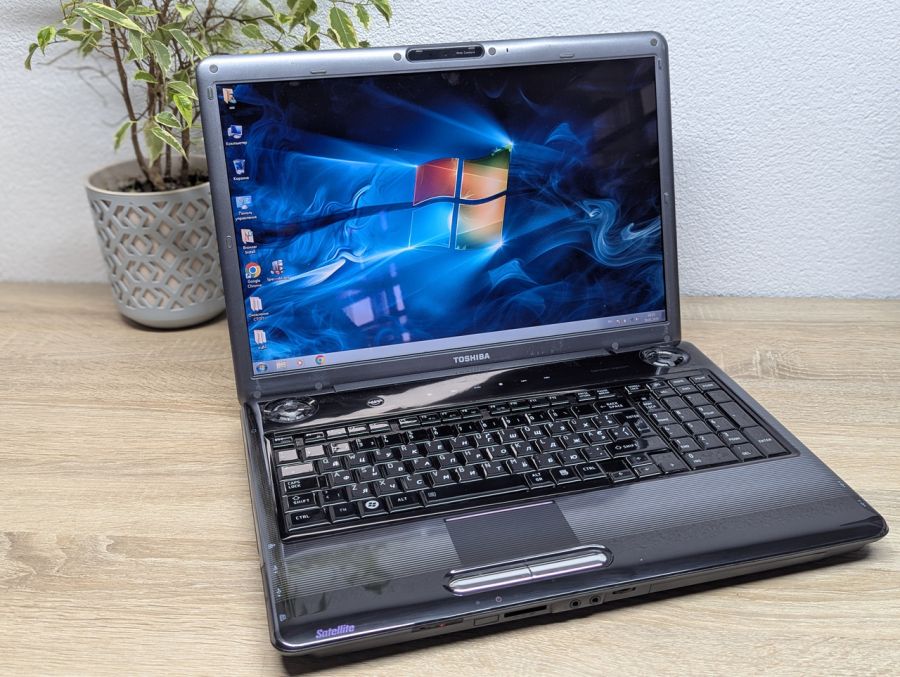 Уцінка! Ноутбук Б/В Toshiba Satellite P300, Intel Core 2 Duo T5750, DDR2 4 GB, HDD 500GB, Radeon HD 3400, 17.1" HD [ProductHub SKU T172]