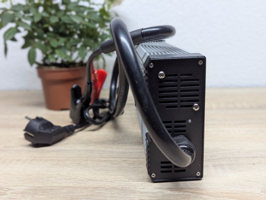 Новий Імпульсний зарядний пристрій для акумуляторів 14.6 В / 30 А [ProductHub SKU YZ900(8)]