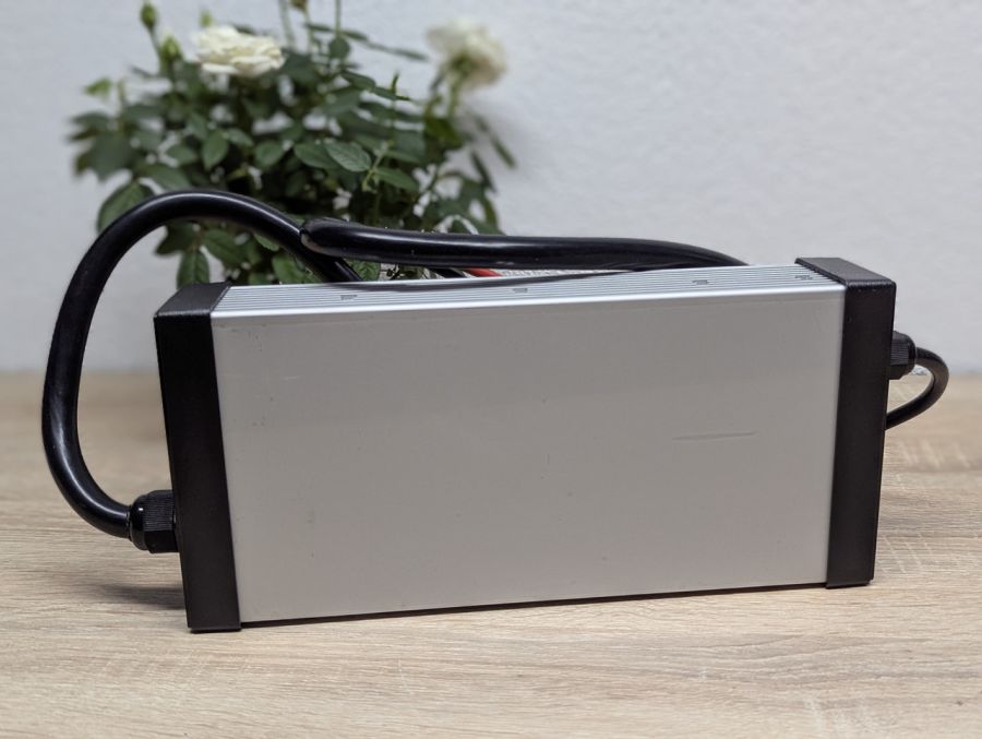 Новий Імпульсний зарядний пристрій для акумуляторів 14.6 В / 30 А [ProductHub SKU YZ900(8)]