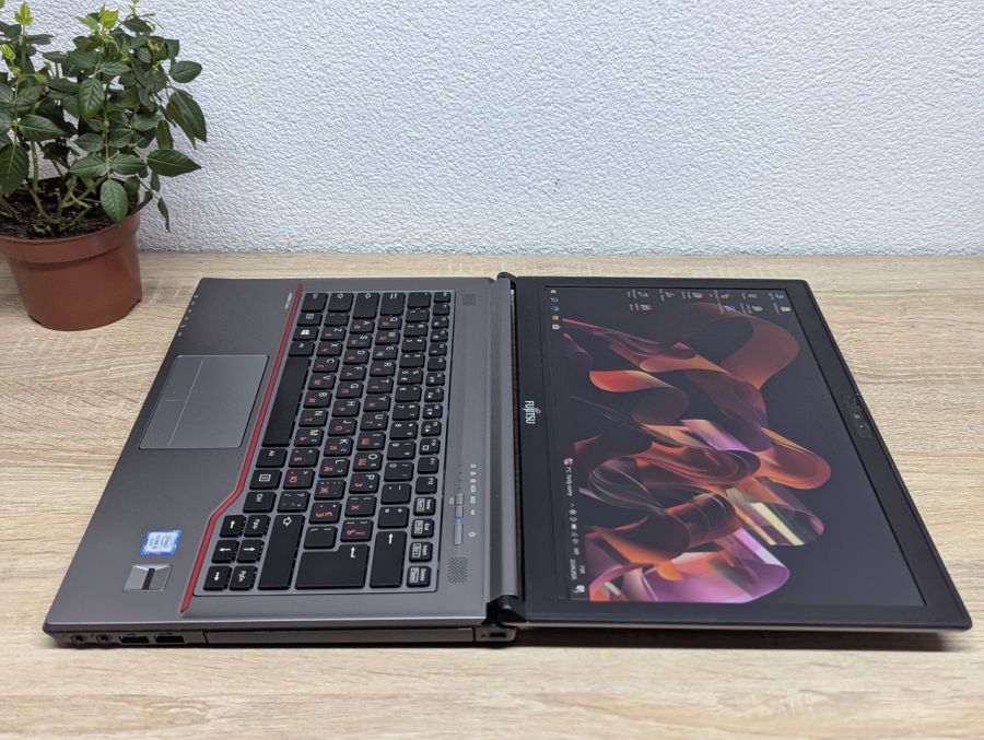 Ноутбук Б/В Fujitsu E746, Intel Core i5-6300U, DDR4 8 GB, SSD 128GB, 14" Full HD