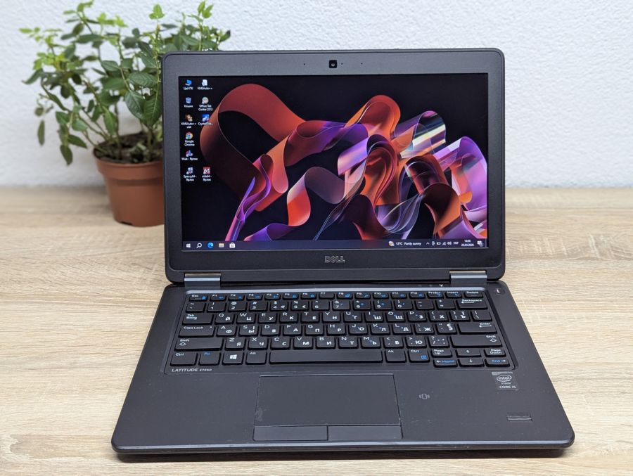 Ноутбук Б/В Dell Latitude E7250, Intel Core i5-5200U, DDR3 8 GB, SSD 128GB, 17.3" HD Сенсор [ProductHub SKU Dell574]