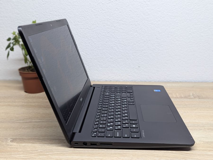 Ноутбук Б/В Dell Latitude 3550, Intel Core i5-5200U, DDR3 8 GB, SSD 128GB, NVIDIA GeForce 830M 2Gb, 15.6"