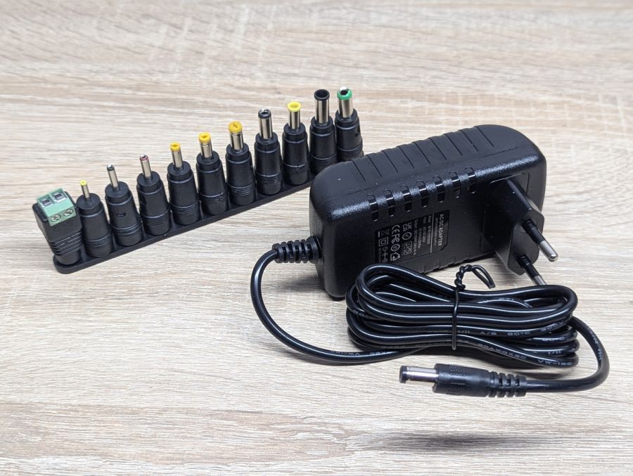 Новий Універсальний блок живлення AC/DC 15V з набором змінних роз'ємів [ProductHub SKU 6591(16)]