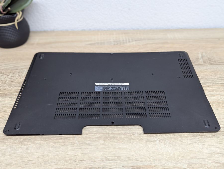 Б/В Нижня кришка корпусу для ноутбука Dell Latitude E5570 [ProductHub SKU 00VJ58]