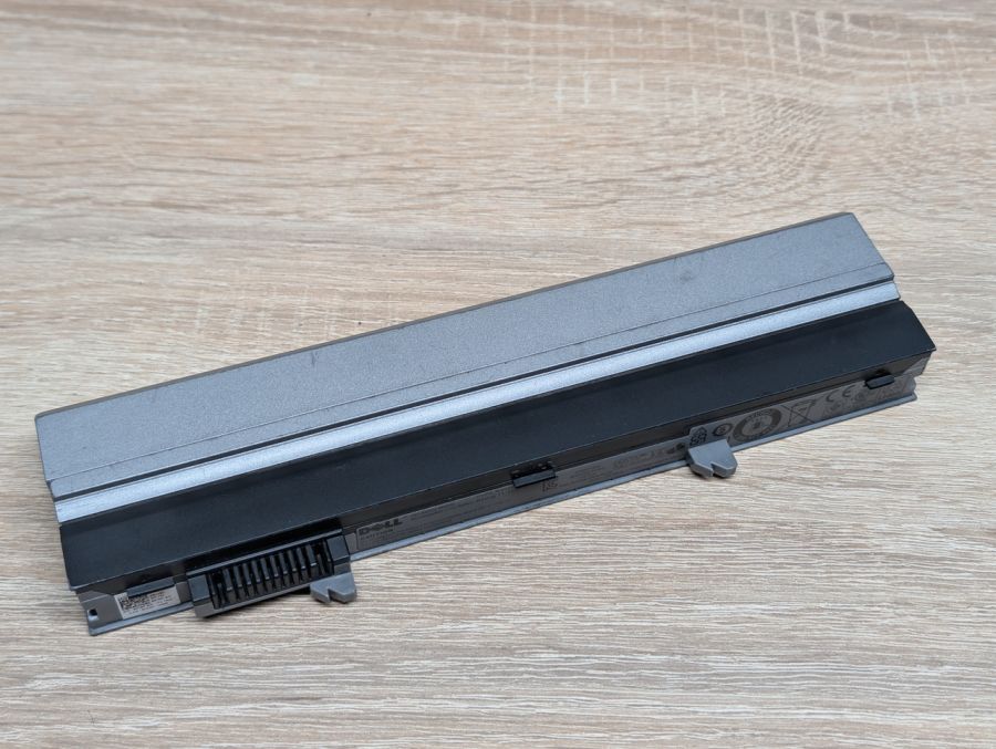Б/В Оригінальна акумуляторна батарея Dell R3026 [ProductHub SKU R3026]