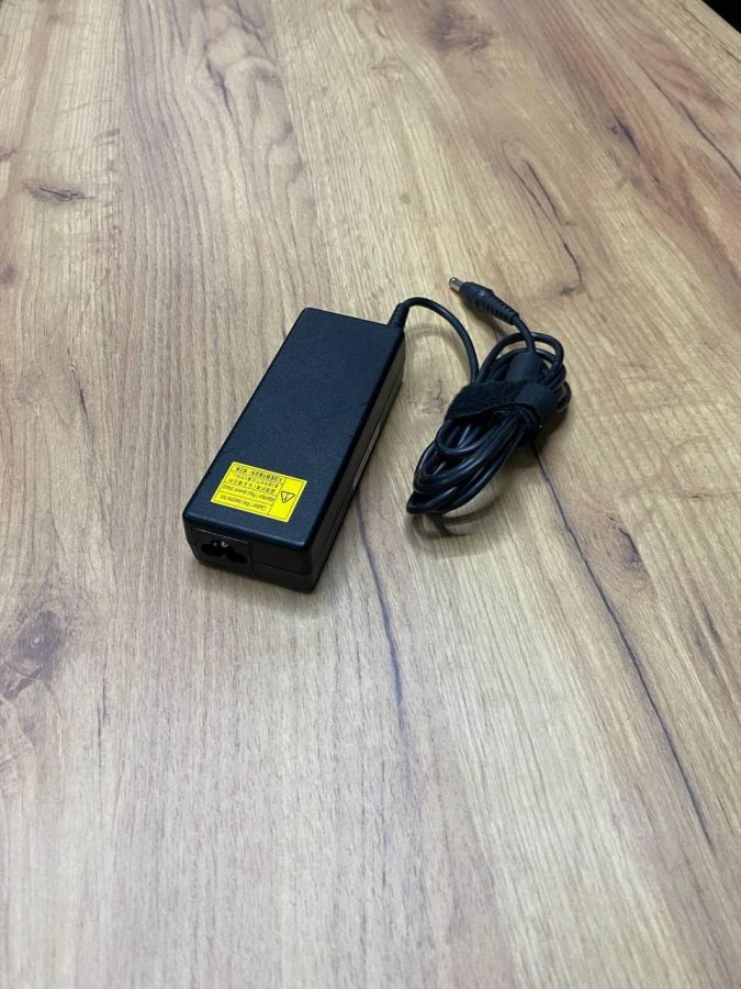 Б/В Toshiba 75w 5.5*2.5