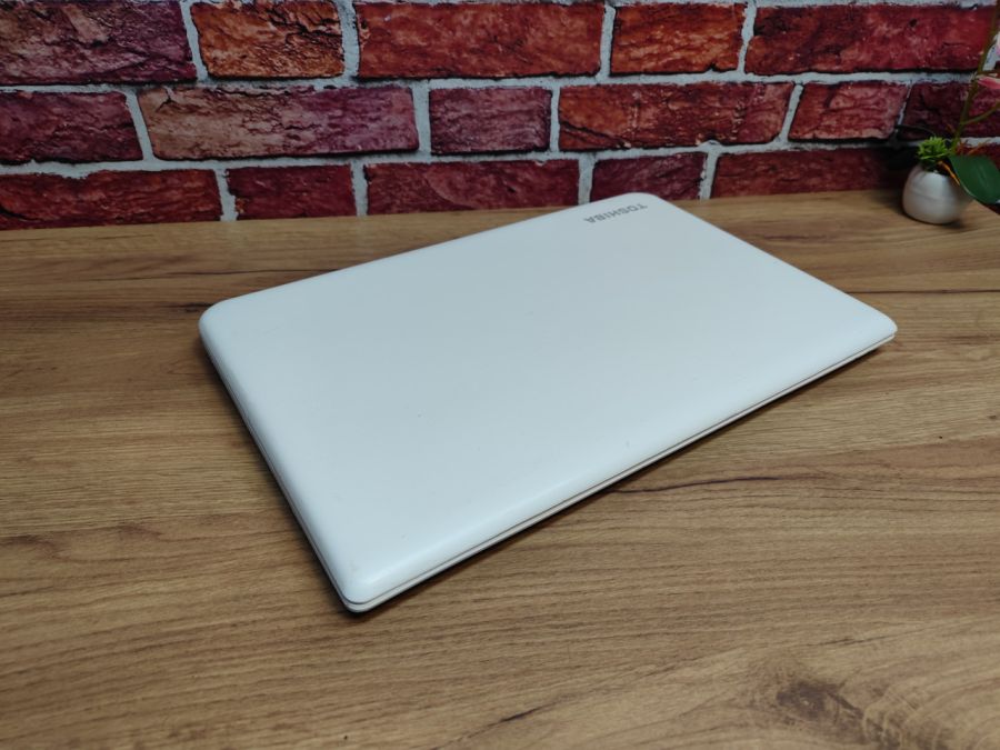 Ноутбук Б/В Toshiba C70, Intel Core i3-4005U, DDR3 8 GB, SSD 256GB, 17.3" HD