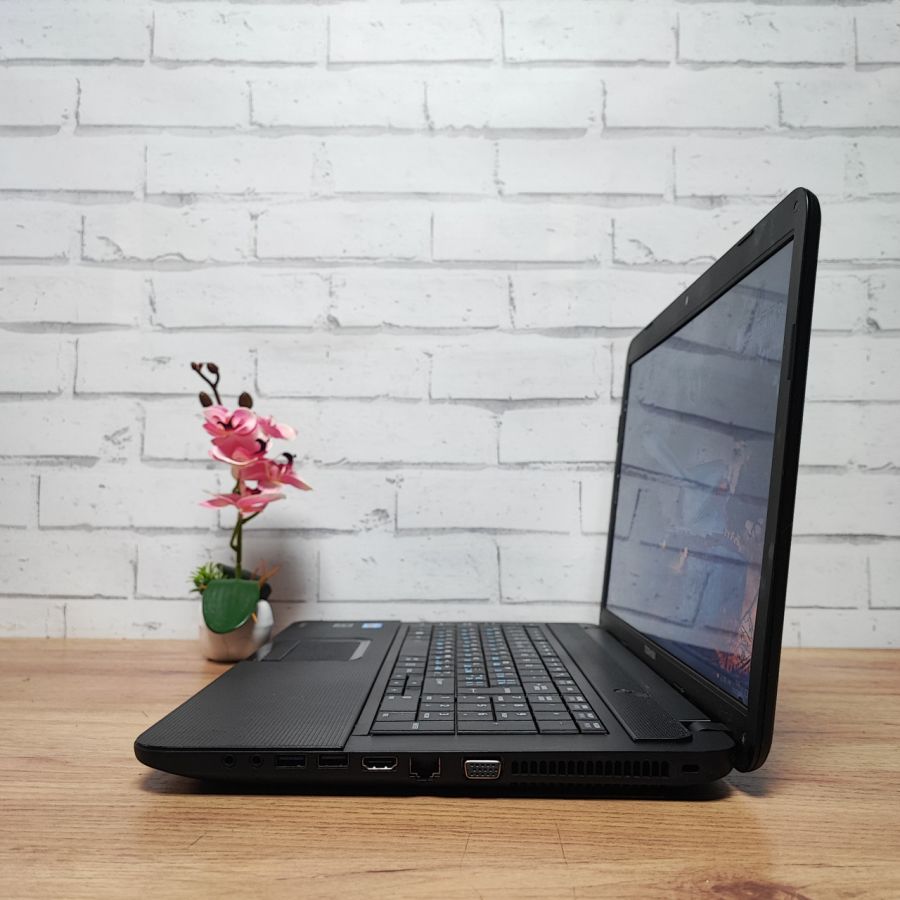 Ноутбук Б/В Toshiba Satellite C870-182, Intel Core i3-2328M, DDR3 8 GB, SSD 128GB, 17.3" HD
