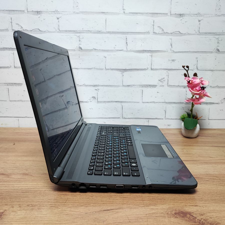 Ноутбук Б/В Samsung NP-RC720, Intel Core i5-2410M, DDR3 8 GB, SSD 256GB, NVIDIA GeForce GT 520M, 17.3"