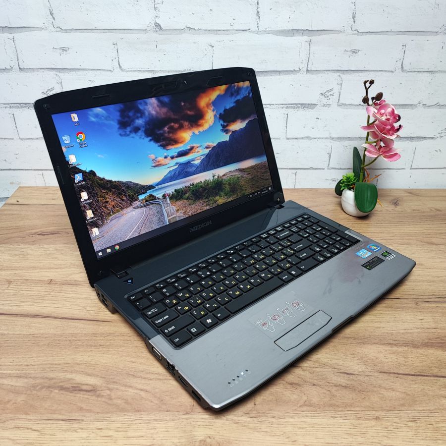 Ноутбук Б/В Medion Akoya P6812, Intel Core i5-2430M, DDR3 8 GB, SSD 128GB, NVIDIA GeForce GT 555M, 15.6"