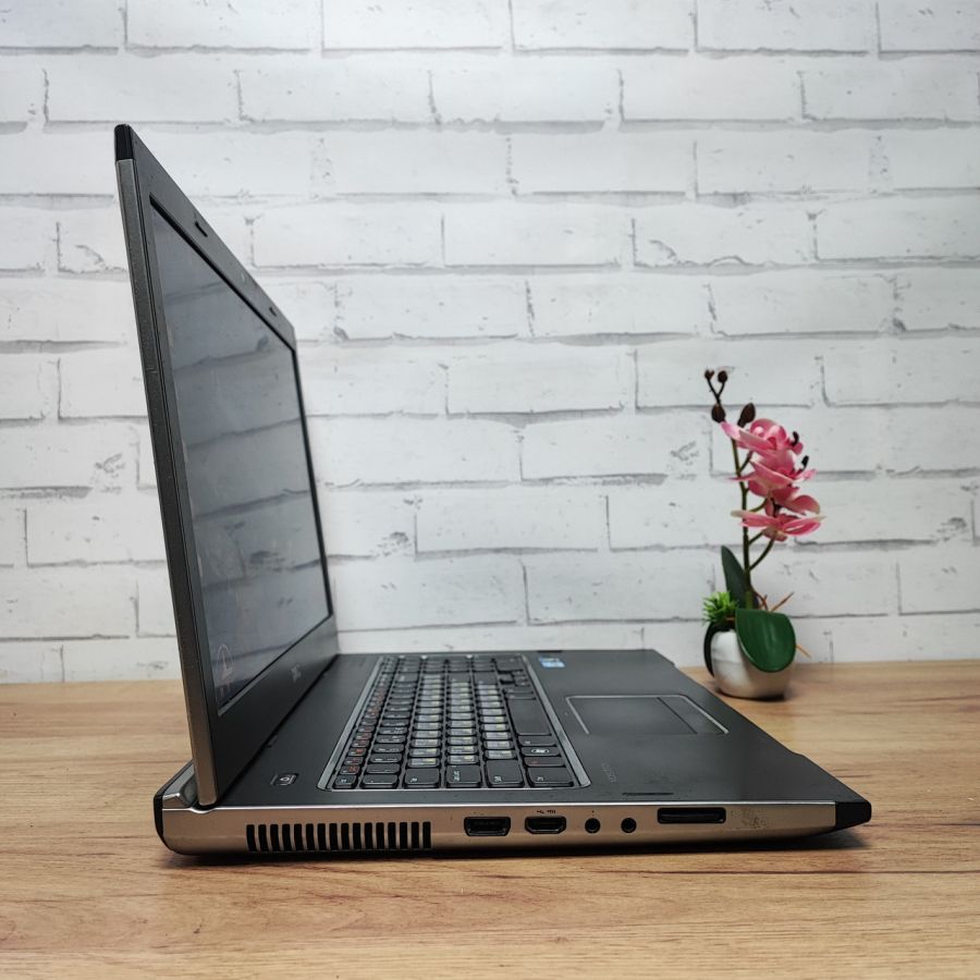 Ноутбук Б/В Dell Vostro 3750, Intel Core i5-2410M, DDR3 8 GB, SSD 256GB, NVIDIA GeForce GT 525M 1GB, 17.3"
