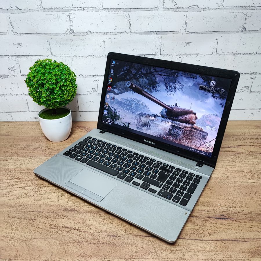 Ноутбук Б/В Samsung 270E, Intel Core i3-3110M, DDR3 8 GB, SSD 120GB, 15.6" HD