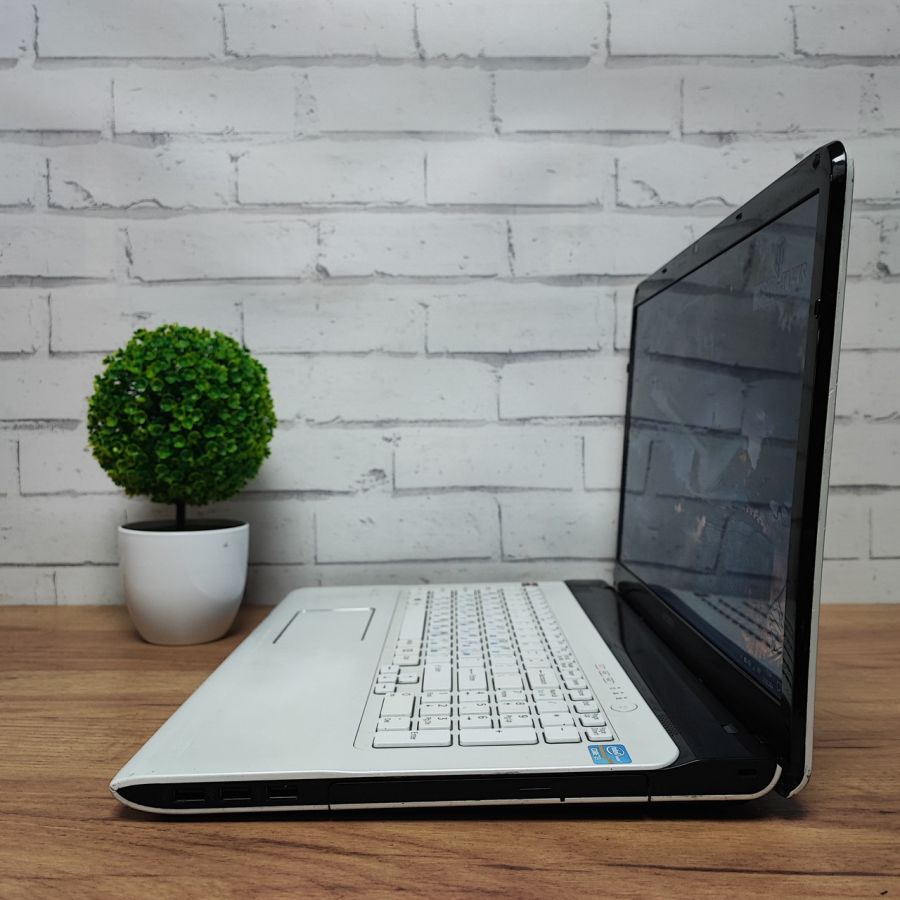 Ноутбук Б/В Sony SVE171E11M, Intel Core i3-3110M, DDR3 8 GB, SSD 120GB, AMD Radeon HD 7500M 1Gb, 17.3" HD