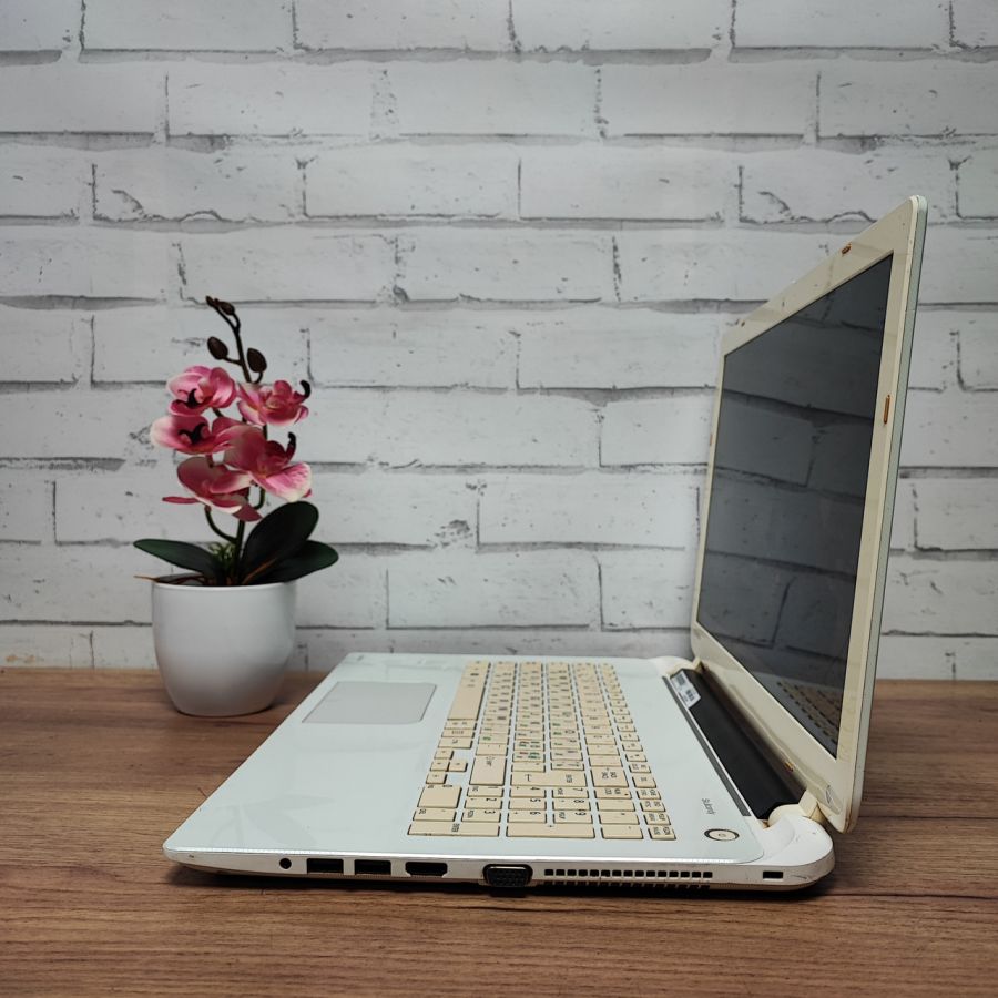 Ноутбук Б/В Toshiba Satellite L50-B-1TX, Intel Core i3-4005U, DDR3 8 GB, SSD 128GB, 15.6" HD