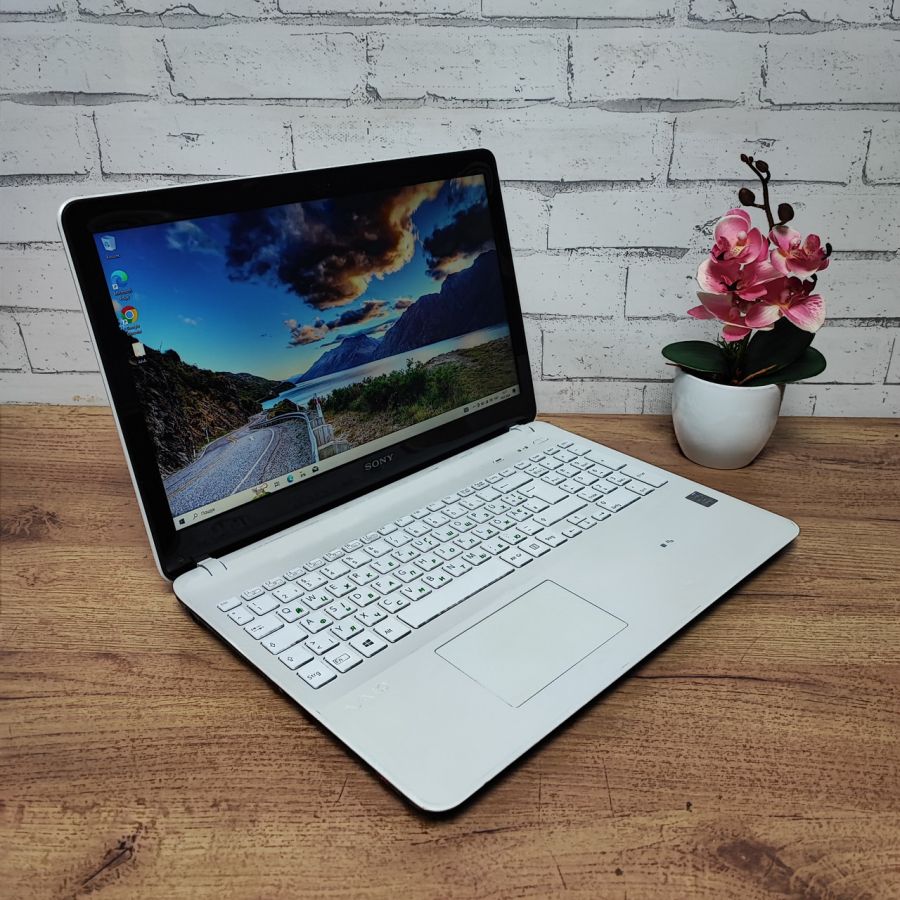 Ноутбук Б/В Sony SVF153B1YM, Intel Core i5-4200U, DDR3 8 GB, SSD 256GB, 15.6" Full HD