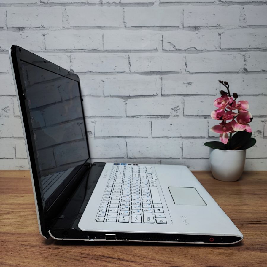 Уцінка! Ноутбук Б/В Sony SVE171A11M, Intel Core i3-2370M, DDR3 8 GB, SSD 128GB, Radeon HD 7500 1Gb, 17.3" HD