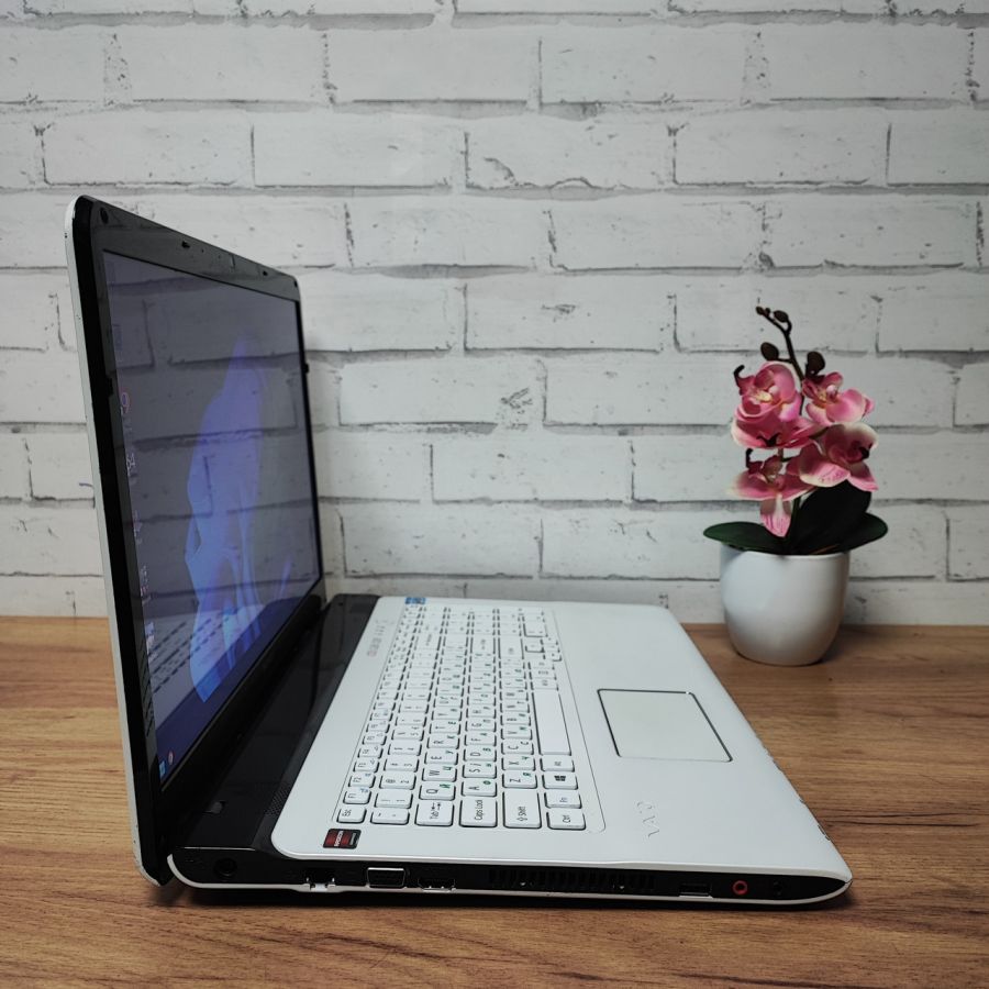 Ноутбук Б/В Sony SVE171E13M, Intel Core i3-3120M, DDR3 8 GB, SSD 128GB, AMD Radeon HD 7500M 1Gb, 17" HD