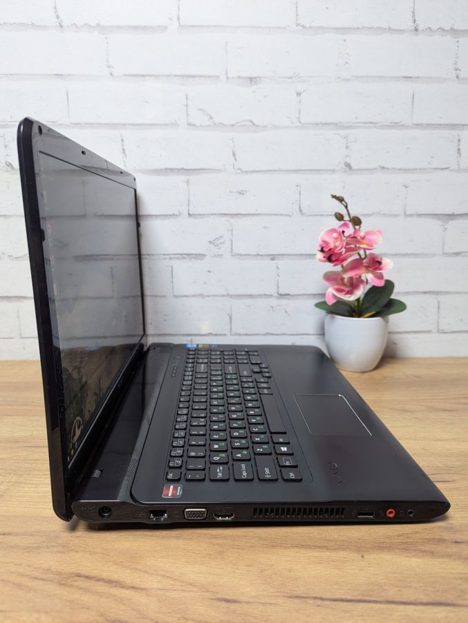 Ноутбук Б/В Sony SVE171E13M, Intel Core i7-3632MQ, DDR3 8 GB, SSD 256GB, AMD Radeon HD 7500M, 17" Full HD
