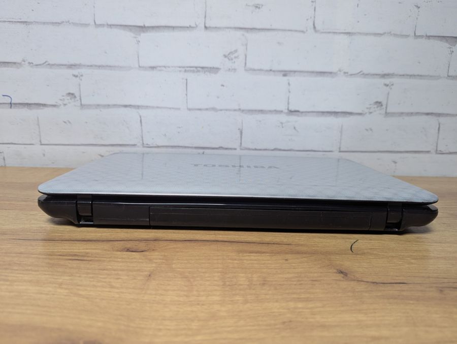 Ноутбук Б/В Toshiba Satelite L750-13B, Intel Core i3-380M, DDR3 8 GB, SSD 256GB, GT 525M 1Gb, 15.6"