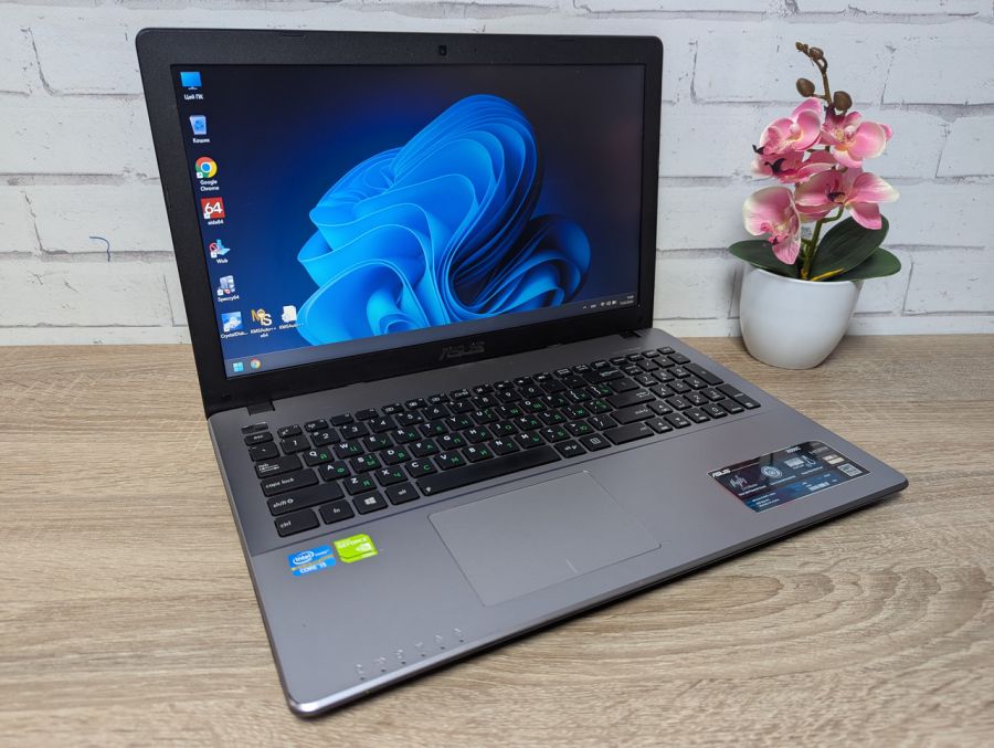 Уцінка! Ноутбук Б/В ASUS X550C, Intel Core i5-3337U, DDR3 8 GB, SSD 256GB, GT 720M 2 Gb, 15.6"