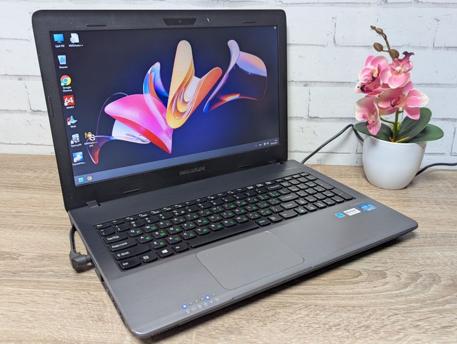 Уцінка! Ноутбук Б/В Medion Akoya P6640, Intel Core i3-3120M, DDR3 8 GB, SSD 256GB, GT 740M, 15.6"