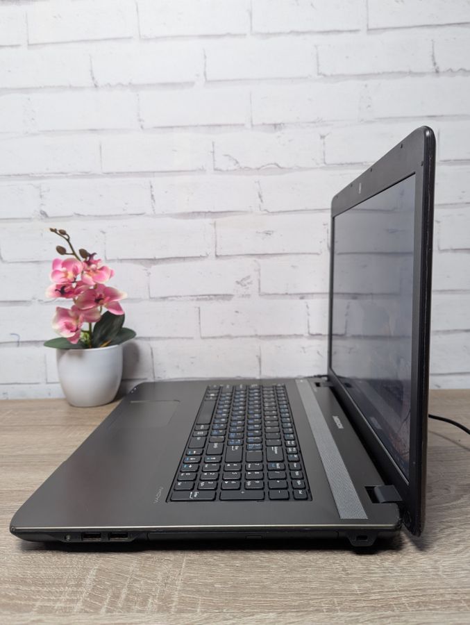 Уцінка! Ноутбук Б/В Medion Akoya P7632, Intel Core i5-4210M, DDR3 12 GB, SSD 512GB, NVIDIA GeForse 825M 1Gb, 17.3"