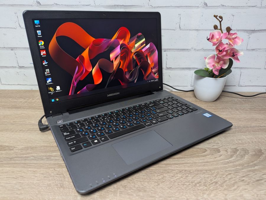 Уцінка! Ноутбук Б/В Medion Akoya P6659, Intel Core i5-6200U, DDR3 12 GB, SSD 256GB + HDD 1TB, NVIDIA GeForce 930M 1Gb, 15.6" Full HD