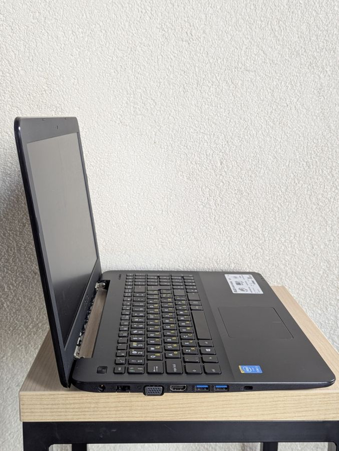Уцінка! Ноутбук Б/В ASUS R557L, Intel Core i3-5005U, DDR3 4 GB, SSD 128GB, 15.6" HD