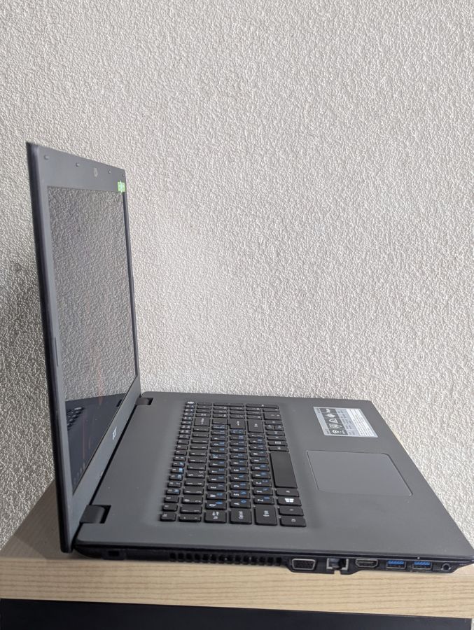 Уцінка! Ноутбук Б/В Acer Aspire E5-772, Intel Core i3-4005U, DDR3 8 GB, SSD 128GB, Intel Microsoft Basic Display Adapter, 17"