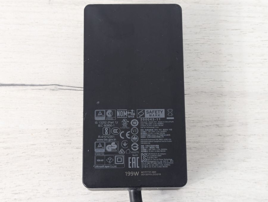 Б/В Microsoft surface 1931 199W 7.4x5.0