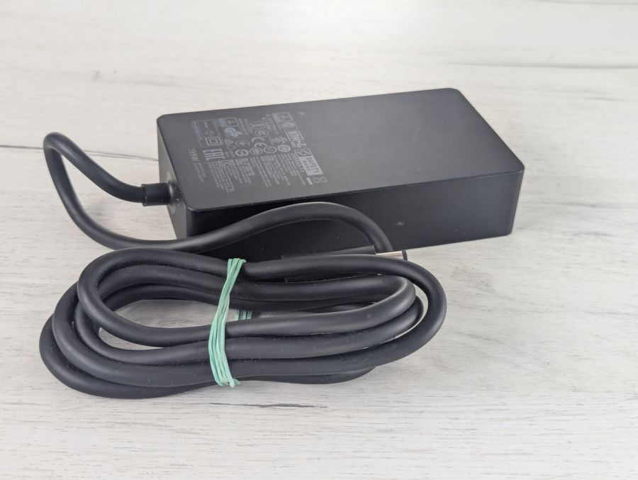Б/В Microsoft surface 1931 199W 7.4x5.0