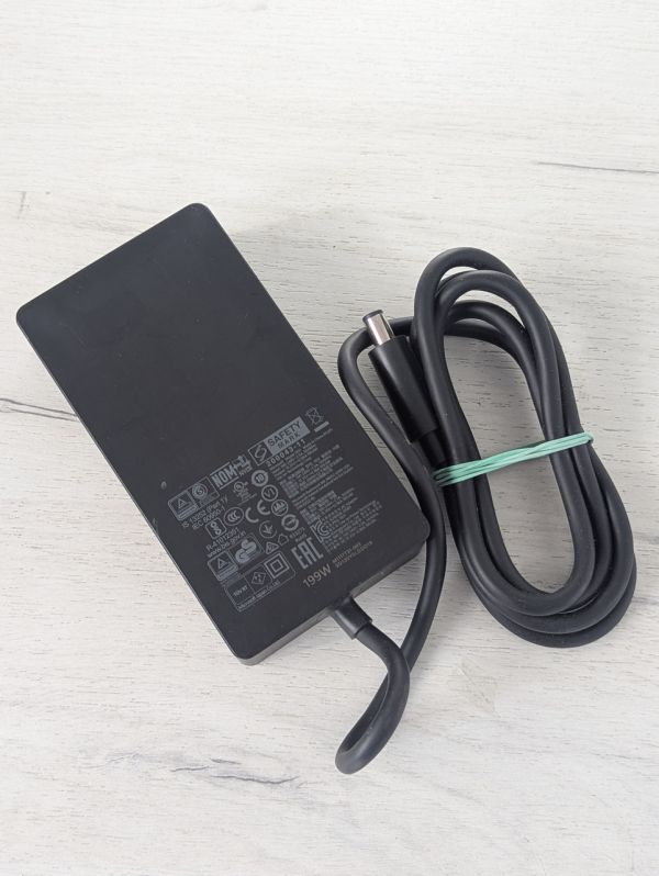 Б/В Microsoft surface 1931 199W 7.4x5.0