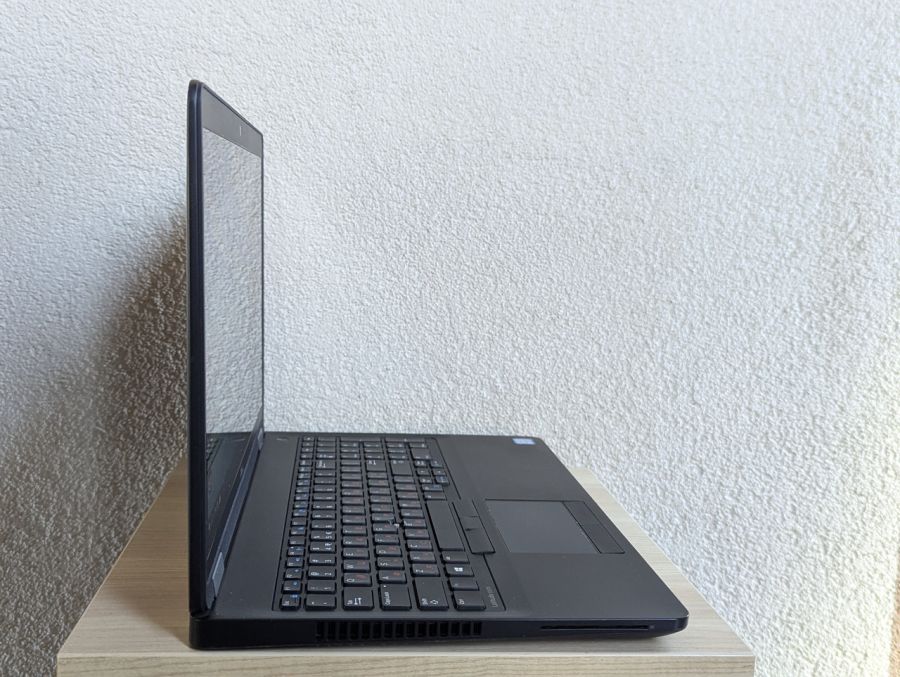 Уцінка! Ноутбук Б/В Dell Latitude E5570, Intel Core i5-6300U, DDR4 8 GB, SSD 128GB, 15.6" Full HD Сенсор