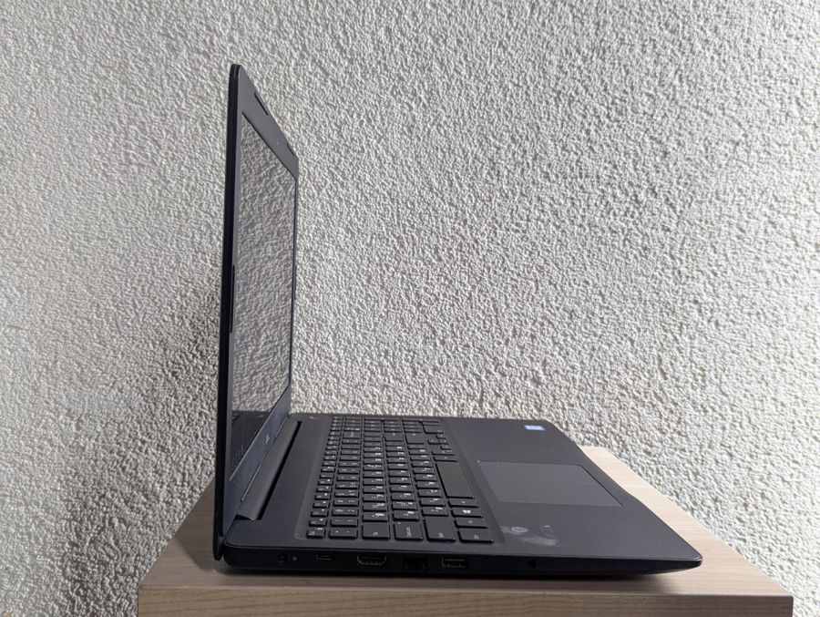 Уцінка! Ноутбук Б/В Dell Latitude 3590, Intel Core i5-8250U, DDR4 16 GB, SSD 256GB, 15.6" Full HD