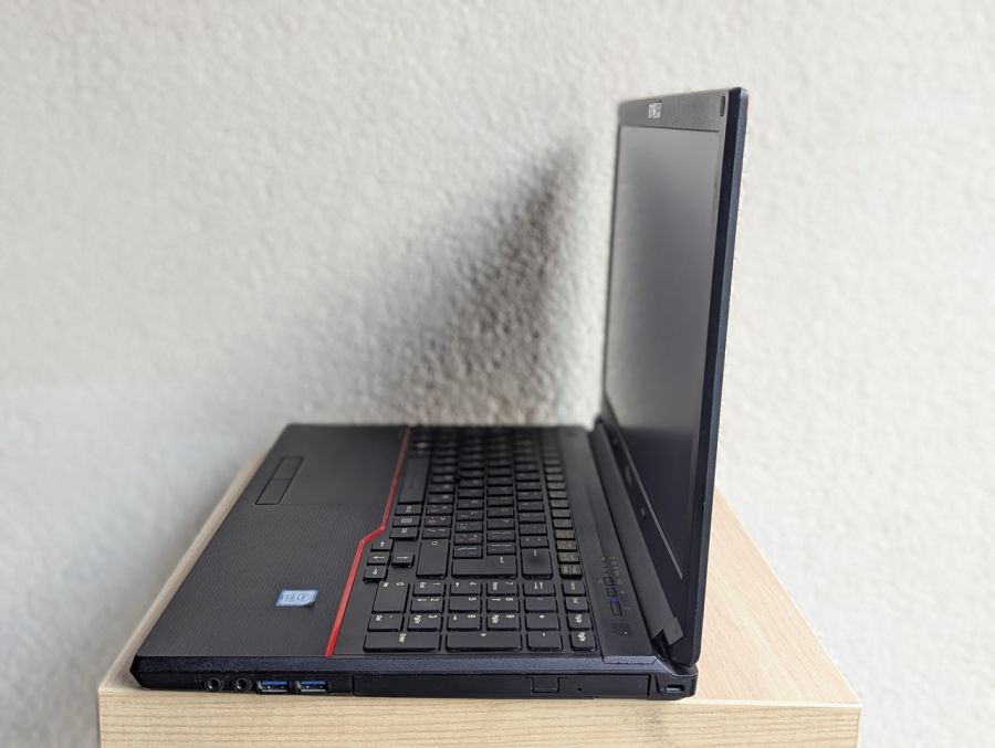 Уцінка! Ноутбук Б/В Fujitsu LifeBook E557, Intel Core i5-7200U, DDR4 8 GB, SSD 128GB, 15.6" HD